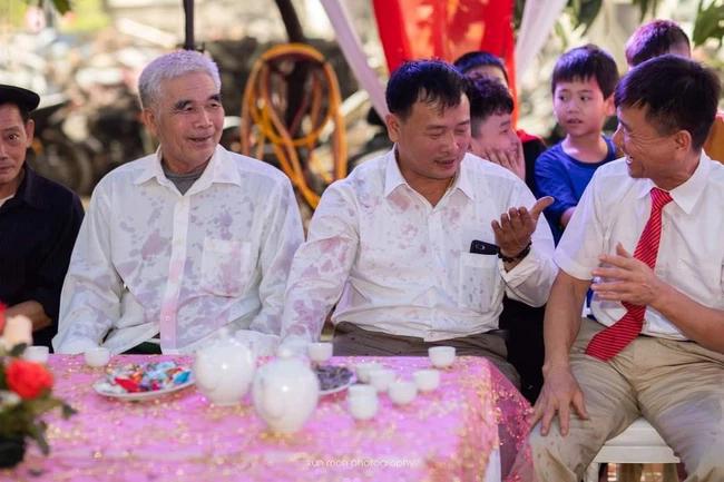 Quá cuống, chú rể phun thẳng rượu vào ban đại diện hôn sự-2