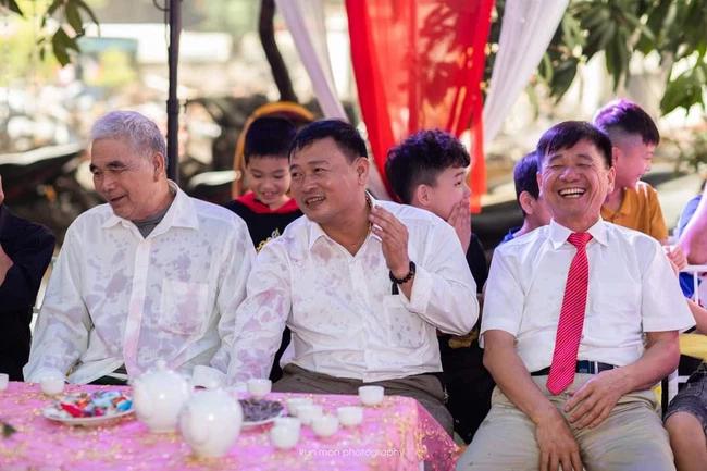 Quá cuống, chú rể phun thẳng rượu vào ban đại diện hôn sự-3