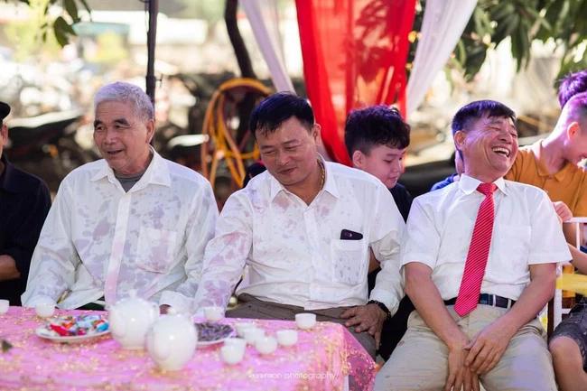 Quá cuống, chú rể phun thẳng rượu vào ban đại diện hôn sự-4