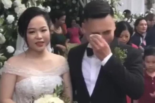 Quá cuống, chú rể phun thẳng rượu vào ban đại diện hôn sự-5