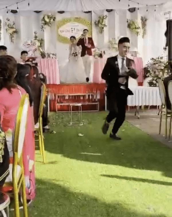 Quá cuống, chú rể phun thẳng rượu vào ban đại diện hôn sự-6