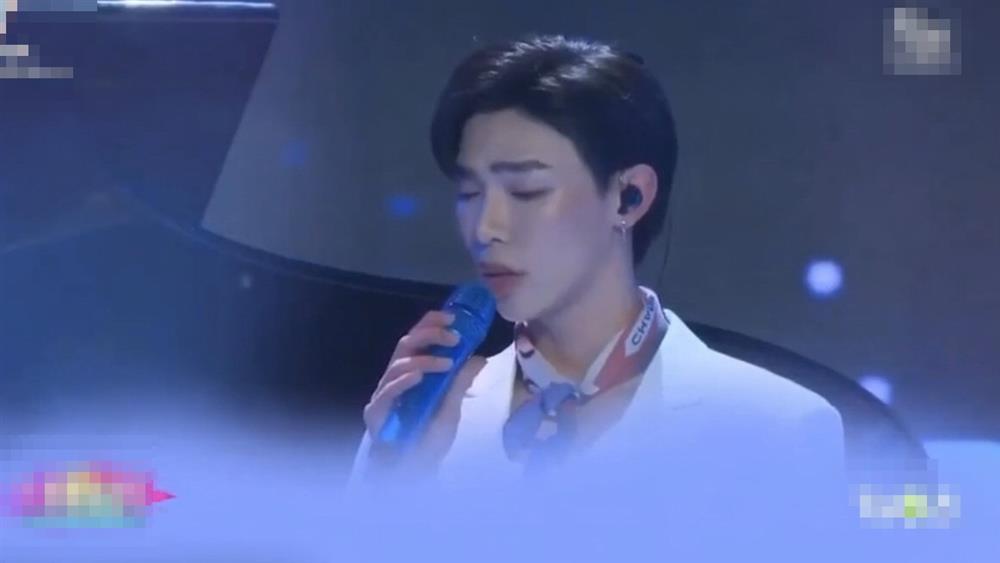 Giật nảy gương mặt make-up của Hoàng Thùy Linh, Erik-9