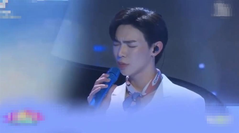 Giật nảy gương mặt make-up của Hoàng Thùy Linh, Erik-8