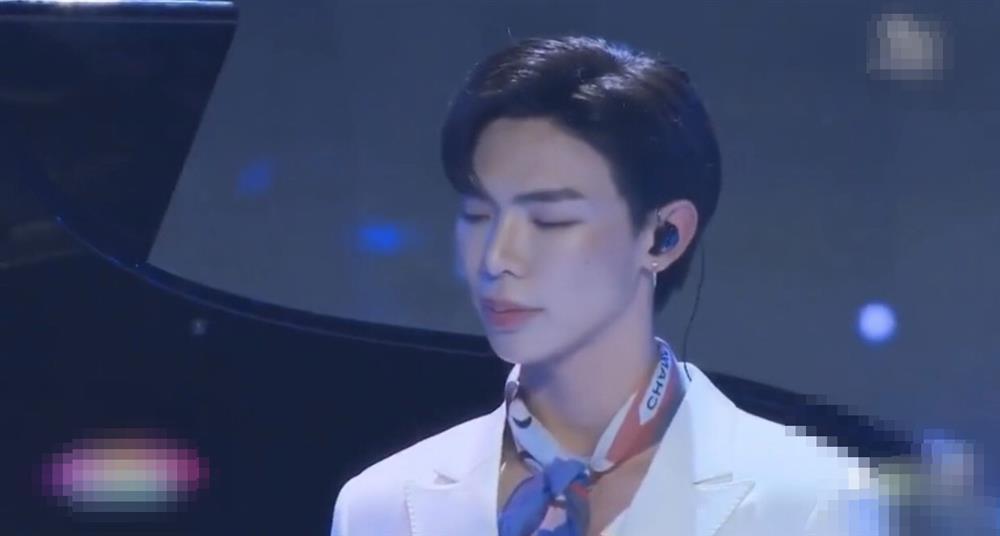 Giật nảy gương mặt make-up của Hoàng Thùy Linh, Erik-10