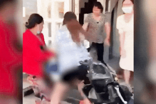 Cô gái bị đánh ghen túm tóc lôi xềnh xệch, vả dép bôm bốp vào mặt-1