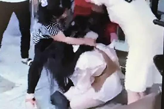 Cô gái bị đánh ghen túm tóc lôi xềnh xệch, vả dép bôm bốp vào mặt