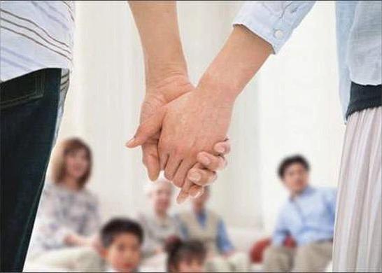 Hồi hộp mở quà ra mắt của mẹ người yêu, tôi sụp đổ khi thấy thứ bên trong-1