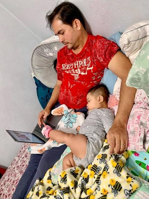 Đức Tiến hiện làm truyền thông nên linh hoạt thời gian. Anh thích chăm con và hầu hết thời gian rảnh sẽ dành cho bé. Lúc Bình Phương làm việc, anh trông con, tranh thủ làm việc nhà. Hai vợ chồng tương tác và hỗ trợ nhau nên 1 năm nuôi con thơ trôi qua nhanh chóng.