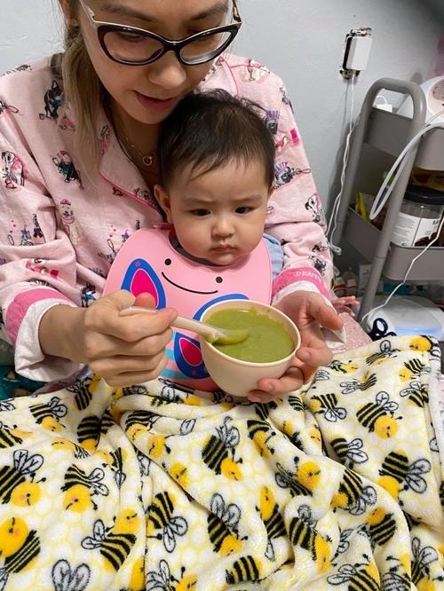 Hiện tại, một ngày của Bình Phương bắt đầu lúc 8h, bao gồm những đầu việc xoay quanh con gái. Khi có con, cô chỉ có thể làm được một chút việc nhà vì thời gian dành cho bé đã chiếm hết cả ngày.