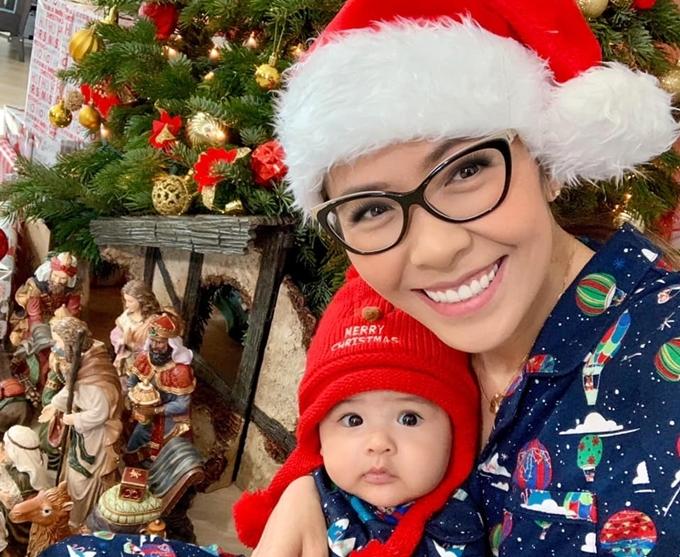 Suốt 1 năm ở nhà chăm con, cô trải qua nhiều cung bậc cảm xúc từ tủi thân vì quá vất vả cho đến vỡ òa hạnh phúc. Thời gian đầu chưa quen, cô và chồng - cựu người mẫu Đức Tiến - đều căng thẳng vì không biết phải xoay xở thế nào. "Chúng tôi đối mặt quá nhiều câu hỏi trong quá trình chăm con và chỉ có thể tìm kiếm trên mạng những thông tin đó. Làm mẹ rồi thấy cực quá mà biết thương mẹ mình hơn", cô chia sẻ.