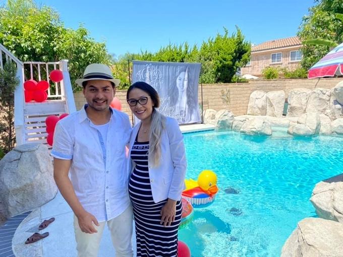 Trong giai đoạn khó khăn nhất, cô và Đức Tiến luôn gắn bó, bỏ ngoài tai những điều tiếng để chung sống hạnh phúc. Cô từng chia sẻ Đức Tiến là người chồng tâm lý, luôn động viên, chia sẻ với vợ chứ không tạo thêm bất cứ sức ép nào cả.