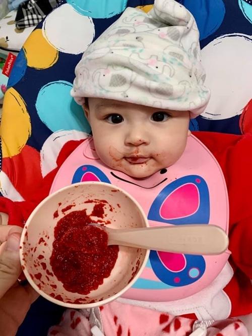 "Cuộc sống ở Mỹ rất ngột ngạt vì nhiều thứ phải lo, nhiều chi phí phải trả. Mọi người tại đây đều cố gắng làm việc để có thu nhập tốt thì mới đảm bảo cuộc sống bớt lo toan", cô nói.