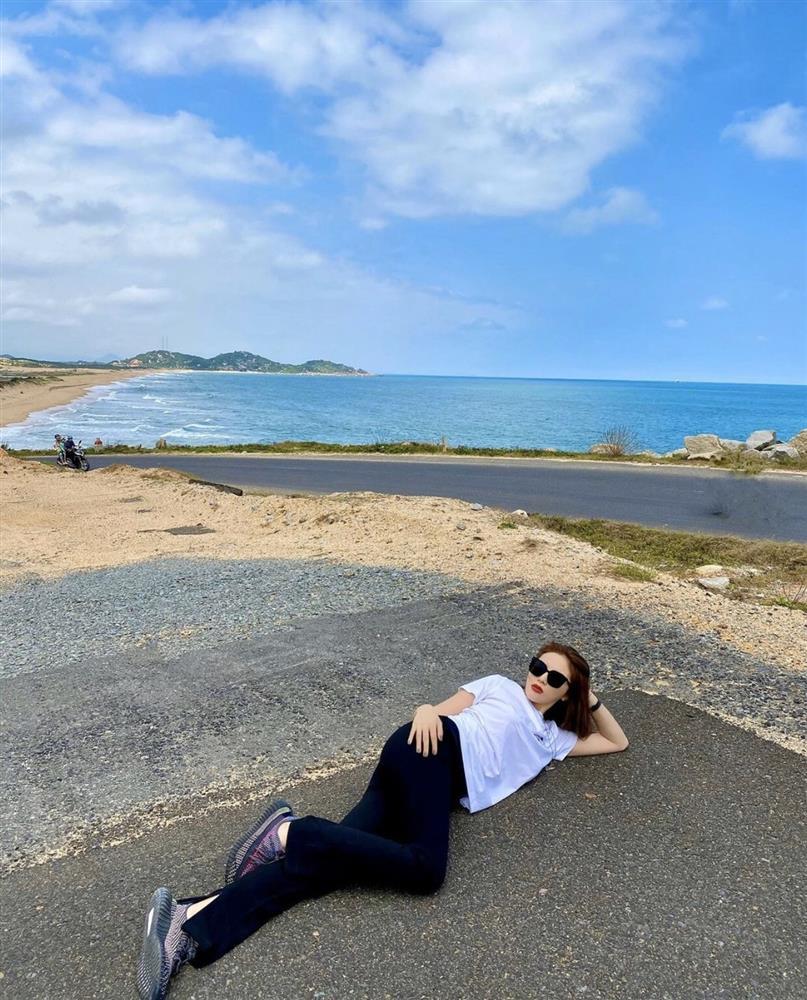 Đi biển không mặc bikini, Kỳ Duyên vẫn đẹp rạng ngời nhờ item này-4