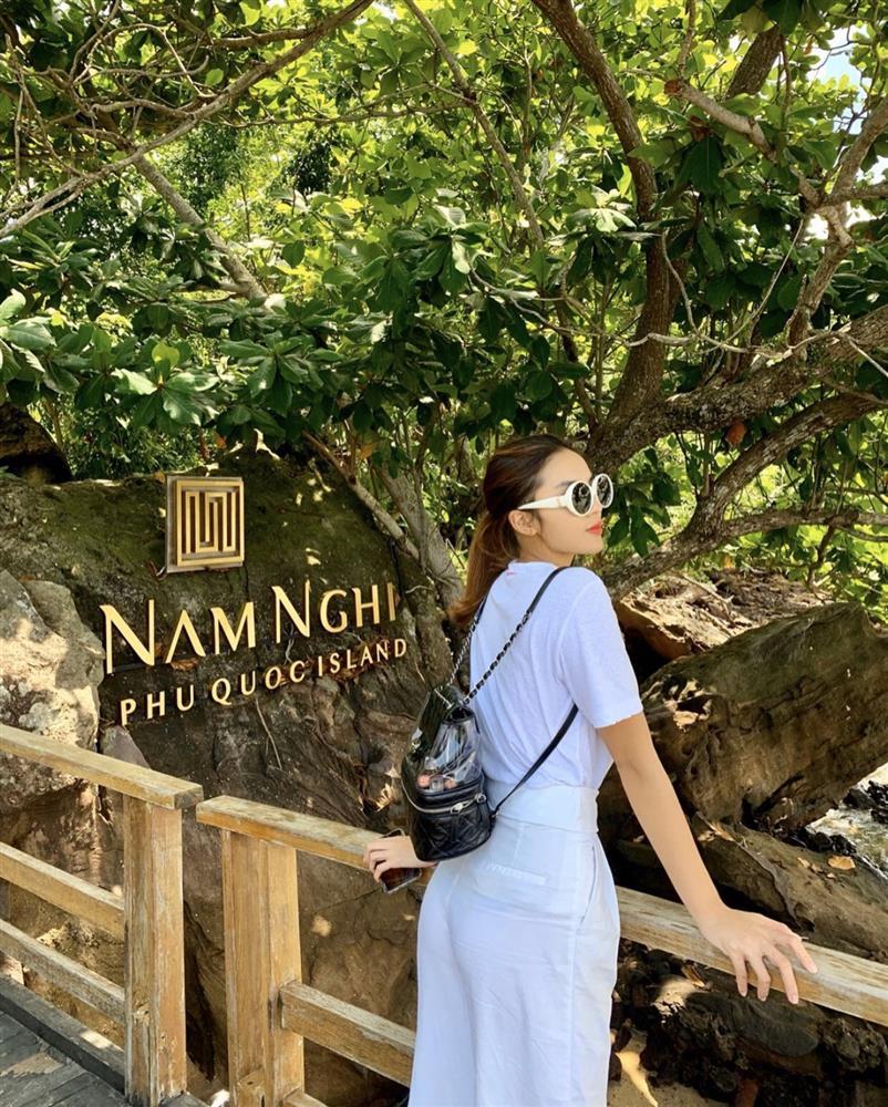 Đi biển không mặc bikini, Kỳ Duyên vẫn đẹp rạng ngời nhờ item này-6