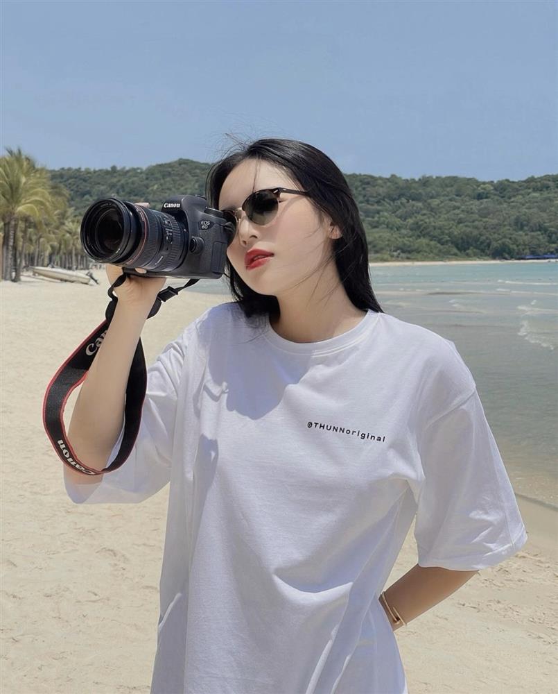 Đi biển không mặc bikini, Kỳ Duyên vẫn đẹp rạng ngời nhờ item này-1