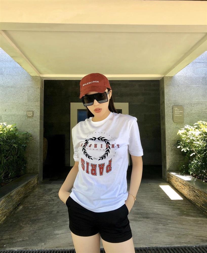 Đi biển không mặc bikini, Kỳ Duyên vẫn đẹp rạng ngời nhờ item này-11