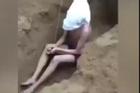 'Chôn sống' nam thanh niên dưới hố cát: Bắt kẻ cầm đầu