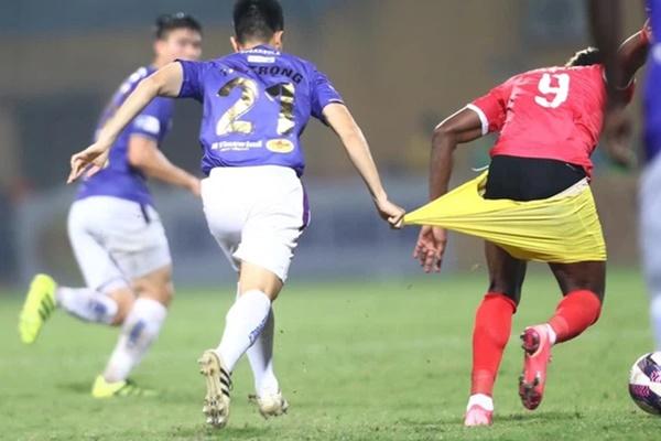 Trần Đình Trọng xuất hiện như ông chú ngày rời khu cách ly-4