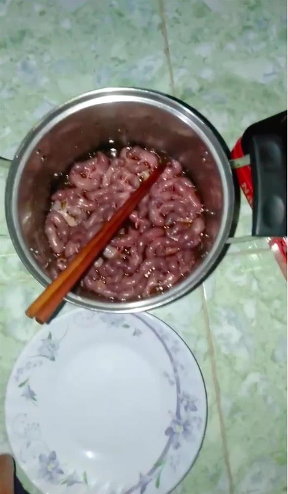 Rán giòn bầy chuột con, chàng trai bị chỉ trích ác ma tàn nhẫn-1