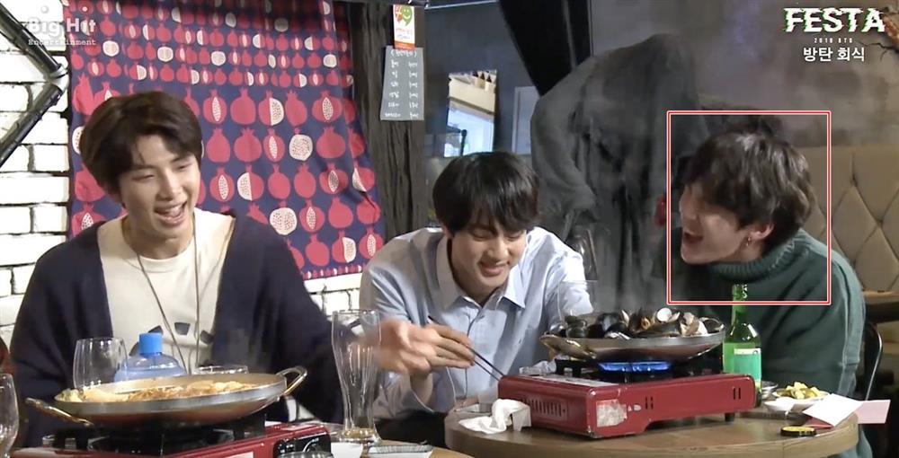 Loạt biểu cảm giúp cơ mặt giãn cách xã hội của Suga khi BTS tỏ tình-2