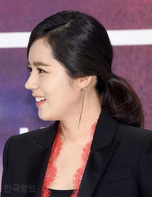 Han Ga In là một trong những biểu tượng sắc đẹp của làng giải trí Hàn. Nữ diễn viên xếp hạng 1 tại bảng xếp hạng ngôi sao sở hữu chiếc mũi ấn tượng nhất trong nhiều năm liền.