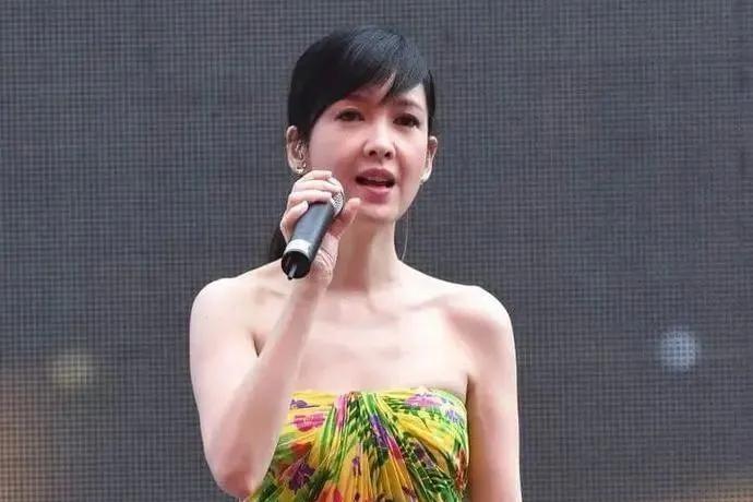 Châu Huệ Mẫn bị đám đông lạnh nhạt