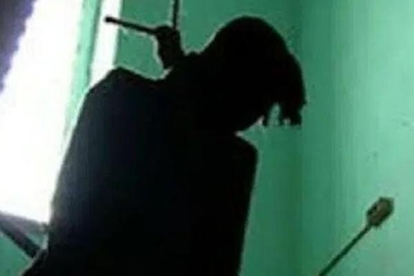 Người đàn ông chết trong tư thế treo cổ ngay cạnh cổng trường học-2