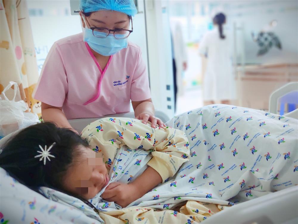 TP.HCM: Bị bạn bè bắt nạt trên MXH, bé gái 13 tuổi uống thuốc diệt cỏ tự tử-1