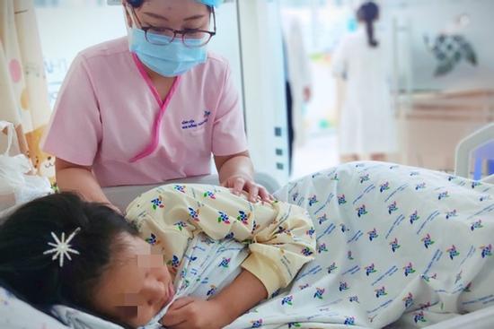 TP.HCM: Bị bạn bè bắt nạt trên MXH, bé gái 13 tuổi uống thuốc diệt cỏ tự tử