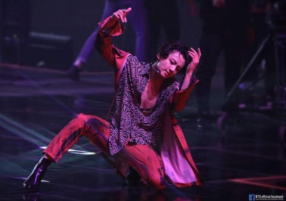 Bí ẩn sau chiếc áo phanh ngực không nể nang của em út BTS Jungkook-1