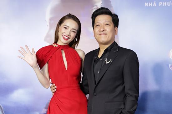 Nhã Phương eo nhỏ 'siêu thực' vừa đúng 1 vòng tay Trường Giang