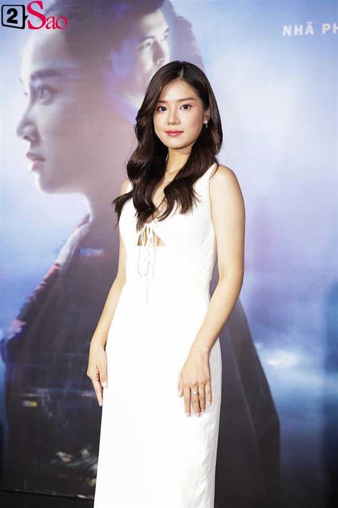 Nhã Phương eo nhỏ siêu thực vừa đúng 1 vòng tay Trường Giang-10