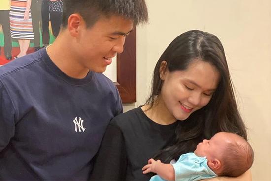 Nửa đêm bà xã Duy Mạnh than thở: 'Muốn gục ngã nhưng cố gắng vì con'