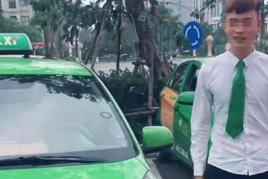 Quay clip mẹ bỏ quên con trên taxi: Tài xế thừa nhận... bốc phét