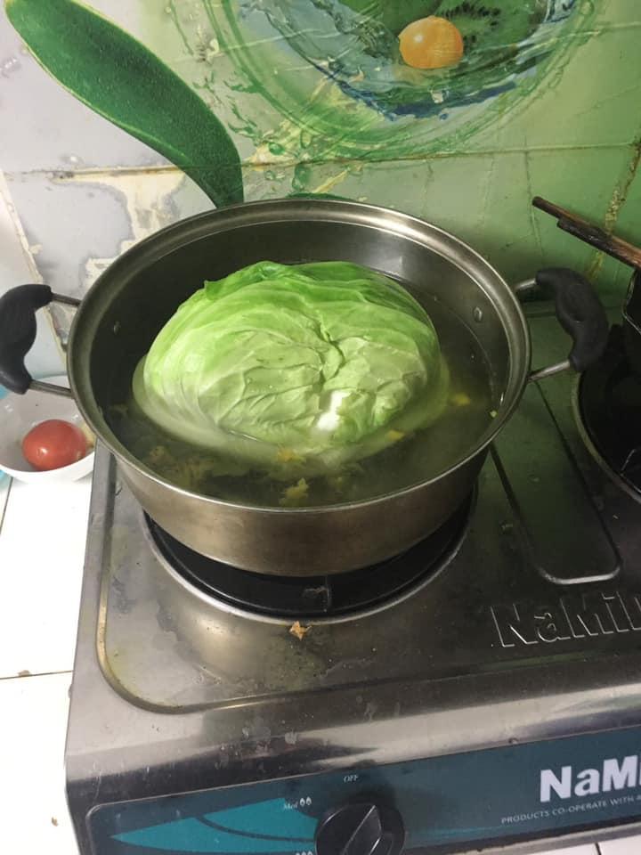 Nhờ chồng luộc bắp cải mà vợ tức chết, nhưng dân mạng lại khen nức nở-1