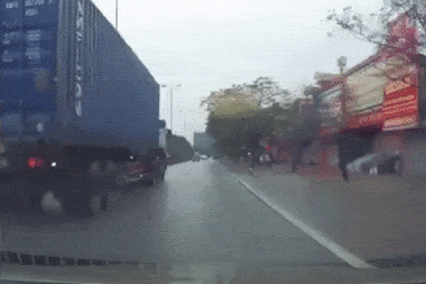 Clip: Kinh hoàng taxi lộn nhào trên không sau va chạm với xe máy-3