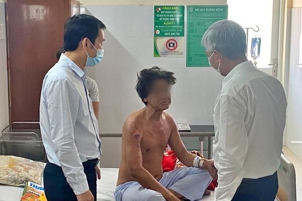 Giữa biển khói mịt mù, em bé 6 tháng bị ném từ tầng 3 xuống đất-1