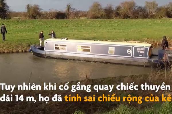 Những tảng băng xanh khổng lồ tự trôi lên bờ hồ ở Mỹ-1