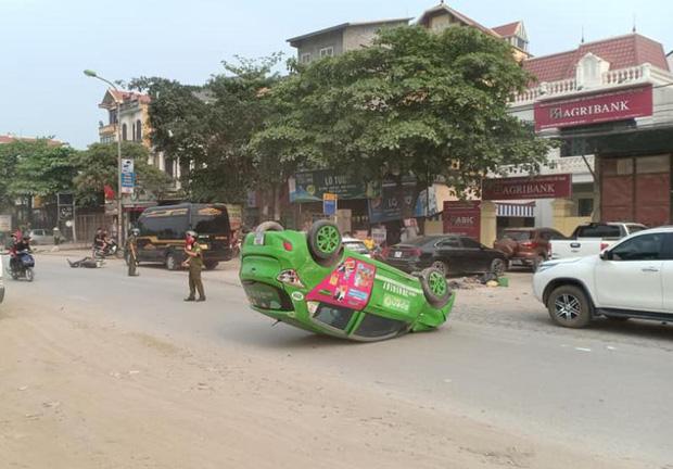 Clip: Kinh hoàng taxi lộn nhào trên không sau va chạm với xe máy-2