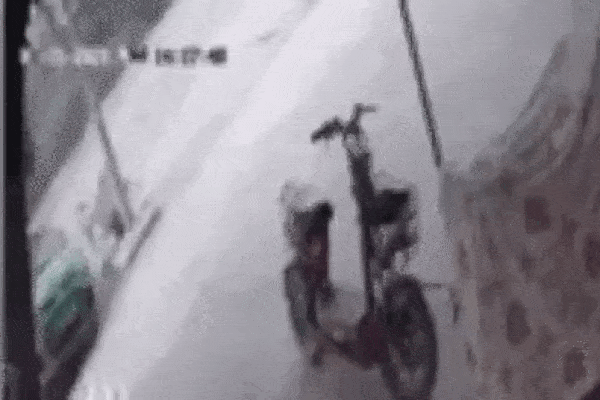 Clip: Kinh hoàng taxi lộn nhào trên không sau va chạm với xe máy-1