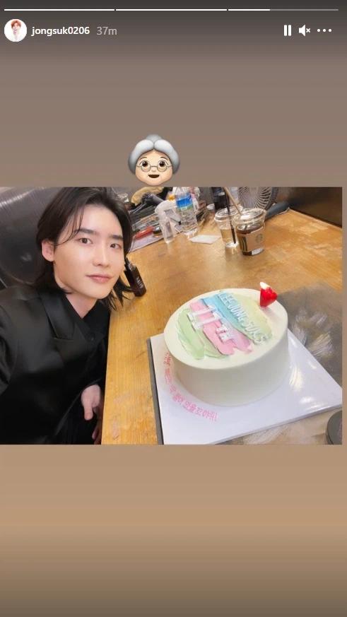 Lee Jong Suk tiếp tục gây sốt với visual đậm chất lãng tử-2