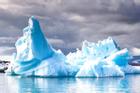 Những tảng băng xanh khổng lồ tự trôi lên bờ hồ ở Mỹ