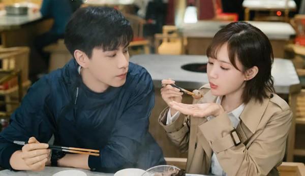 Bố mẹ chồng tương lai làm bàn đầy thức ăn, nửa đêm tôi bủn rủn khi đi qua bếp-1