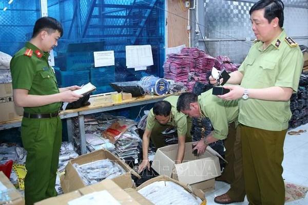 Sợ bị kiểm tra, tiểu thương Saigon Square đồng loạt đóng cửa-3