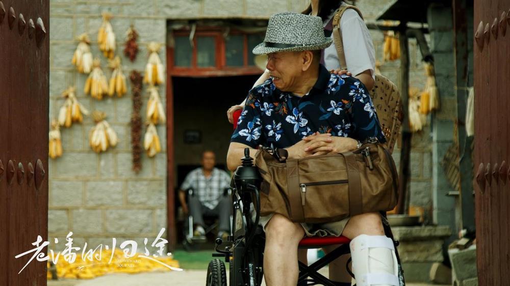 Nam diễn viên 64 tuổi bị môtô nặng 400 kg đè trên phim trường-4