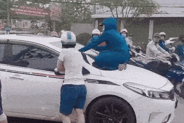 Chồng chở nhân tình đi nhà nghỉ, vợ nhảy lên nắp capo lấy gạch đập vỡ kính