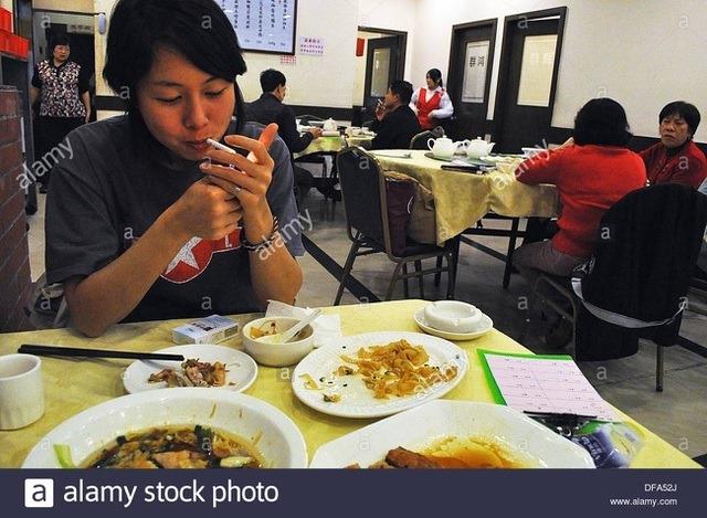 Nhắc nhở không hút thuốc lá, thực khách bị hất nước lẩu nóng vào mặt-2