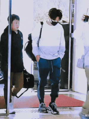 Mất máu trước loạt ảnh đậm vibe bạn trai lý tưởng của Jungkook-8