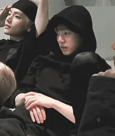 Mất máu trước loạt ảnh đậm vibe bạn trai lý tưởng của Jungkook-15