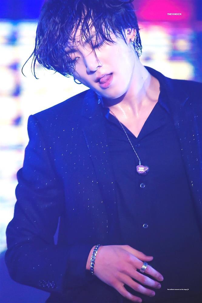 Mất máu trước loạt ảnh đậm vibe bạn trai lý tưởng của Jungkook-1